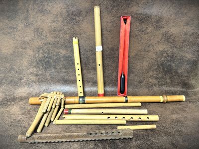 un ensemble de flûtes posées sur une table