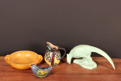 trois types différents de poteries posées sur une table en bois
