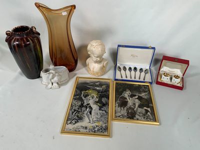 un grand nombre d'objets posés sur une table