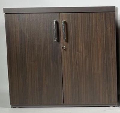 une paire de meubles en noyer de style « mid-century » avec des poignées en métal