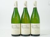 trois bouteilles de vin posées sur une table blanche