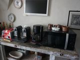 une table sur laquelle sont posées plusieurs machines à café