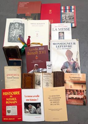 Plusieurs livres sont posés sur une table, dont l'un est ouvert.