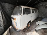 une camionnette blanche garée dans un garage