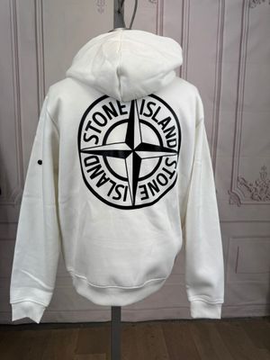 sweat à capuche blanc avec le logo Stone Island noir sur le devant