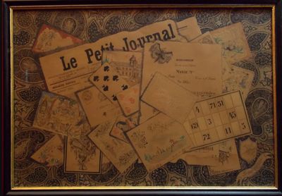 une photo d'une photo montrant une pile de papiers
