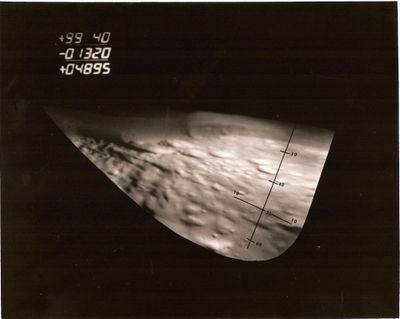 photographie en noir et blanc représentant la surface de la Lune