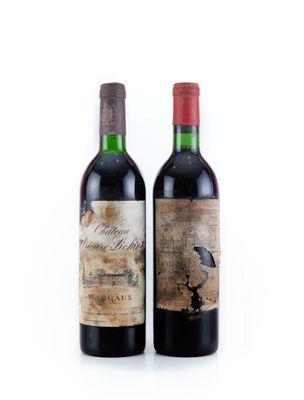 deux bouteilles de vin posées l'une à côté de l'autre sur une surface blanche