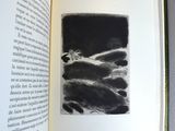 un livre ouvert avec l'image d'un chat dessus