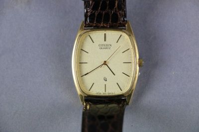 Gros plan sur une montre-bracelet avec un bracelet marron