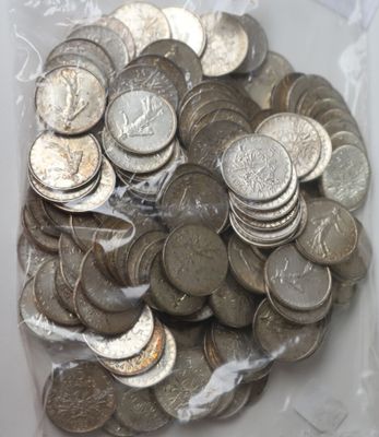 un sac rempli de pièces d'argent posé sur une table