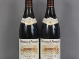 deux bouteilles de vin posées sur une table l'une à côté de l'autre