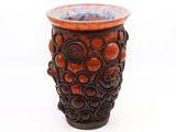 un vase posé sur une surface blanche