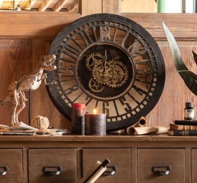 une horloge posée sur une commode