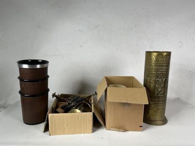 une boîte de noix et une tasse de café posées sur une table