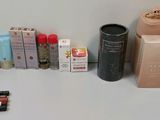 une boîte de rouge à lèvres, une boîte de rouge à lèvres, une boîte de mascara et une boîte de baume à lèvres posées sur une table