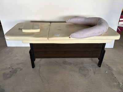 Une table de massage avec caisson de rangement en partie bas…