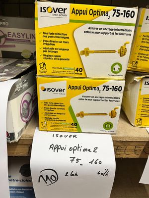Plusieurs paquets de papier toilette sont empilés sur une étagère dans un magasin