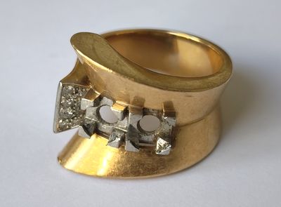 une bague en or ornée d'un nœud et de diamants