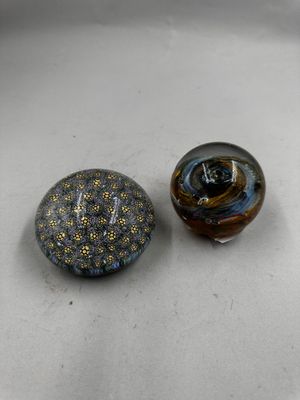 deux petits objets en verre posés sur une surface blanche