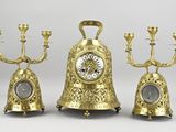 trois horloges de couleur dorée placées les unes à côté des autres