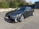 L'Audi RS7 est garée sur un parking.