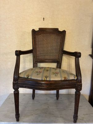 Petit fauteuil cabriolet pour enfant en bois mouluré et scul…