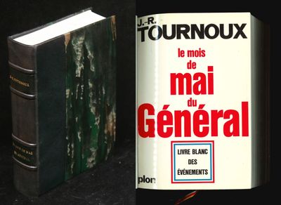 deux livres posés l'un à côté de l'autre sur une surface noire
