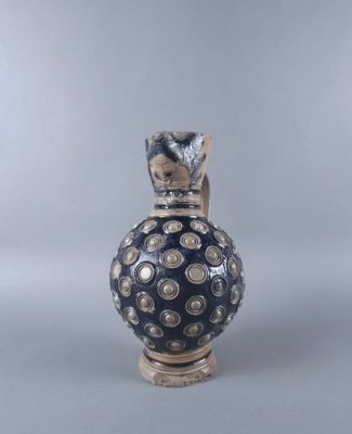 une image représentant un vase sur lequel est perché un chat