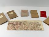 une image représentant un groupe de livres posés sur une table blanche
