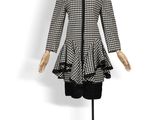 une robe de mannequin à carreaux noirs et blancs