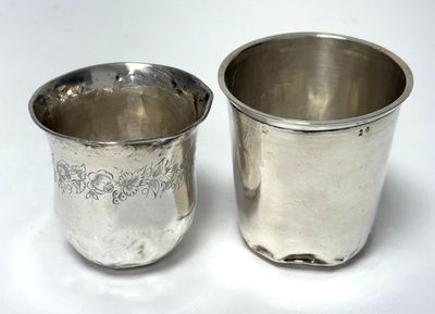 Lot de deux TIMBALES en argent 950 mil., l'une de collégien unie le bo - Photo 1