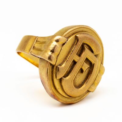 une image représentant une bague en or sur laquelle figure la lettre « f »
