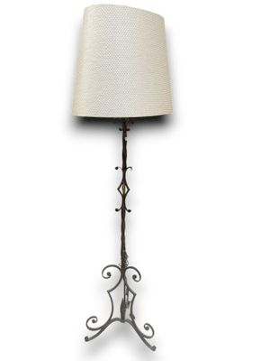 Lampadaire en fer forgé avec abat-jour (hauteur : 175 cm) et…