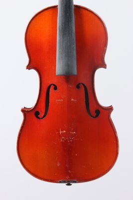 gros plan d'un violon sur fond blanc