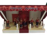 un ensemble de figurines représentant des personnes debout devant un cirque