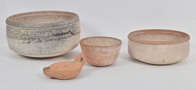 Trois vases romains et une lampe d'Afrique du Nord en cérami…