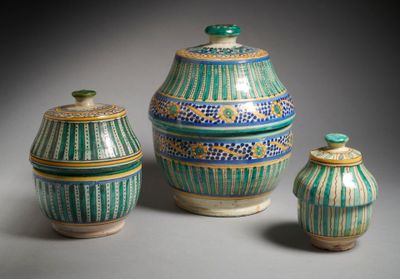 trois vases posés l'un à côté de l'autre sur une table