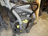 une photo d'un aspirateur et d'autres équipements dans un garage