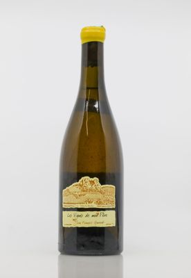 une bouteille de vin posée sur une table