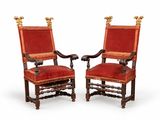 deux chaises rouges ornées de passementerie dorée et dotées d'une assise rembourrée rouge