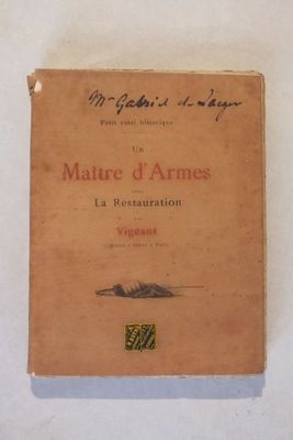 un vieux livre sur lequel repose une plume, posé sur une table