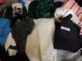 une valise remplie de vêtements posée par terre