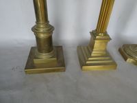 Trois grands pieds de lampe à pétrole en bronze ou laiton. (photo 2)