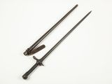 une paire de deux épées à l'ancienne sur fond blanc