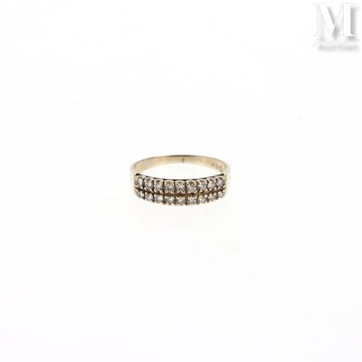 une bague en or ornée de trois rangées de diamants sur le dessus