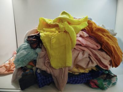 une pile de vêtements posée sur un comptoir
