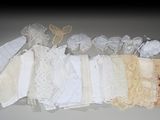 de nombreux types de lacets différents posés sur une table