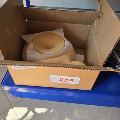 une boîte en carton contenant des toilettes