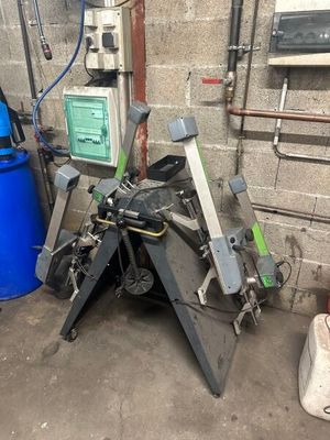 une image d'un tas de ferraille dans un garage